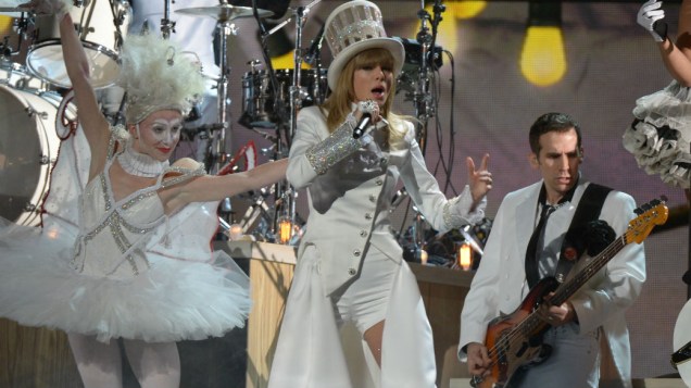 Taylor Swift faz show de abertura do Grammy