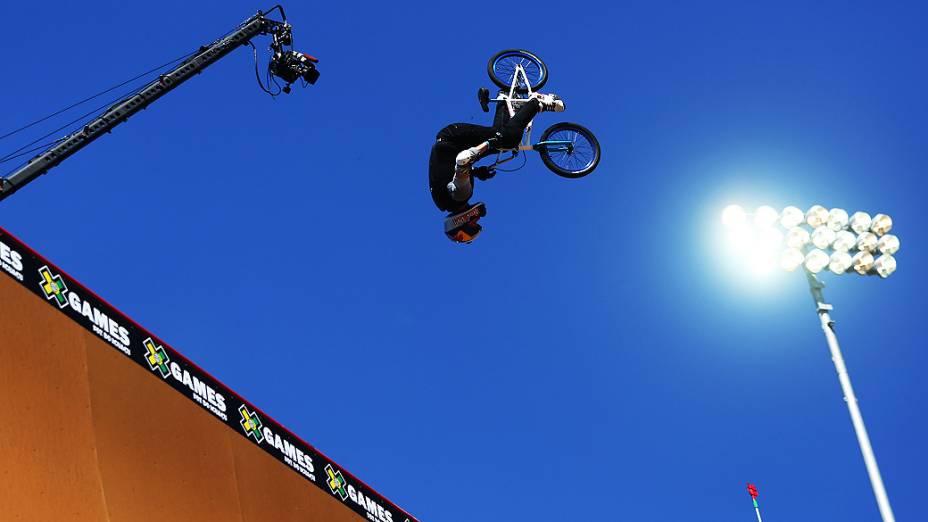 Pilotos de BMX durante os treinos no mega rampa nos X Games, em Foz do Iguaçu