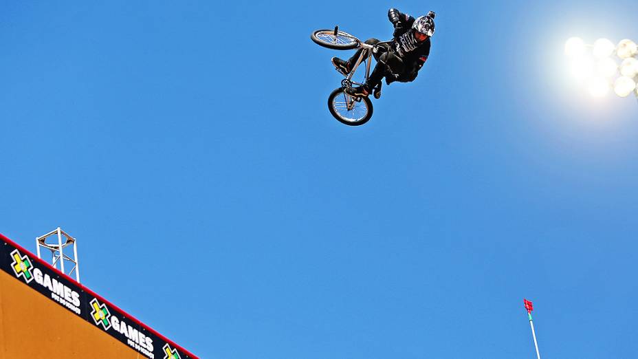 Pilotos de BMX durante os treinos no mega rampa nos X Games, em Foz do Iguaçu