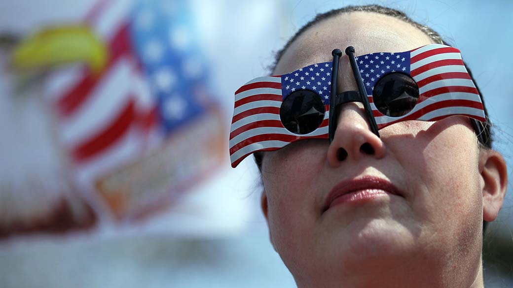 Mulher usa óculos em formato da bandeira dos Estados Unidos em protesto