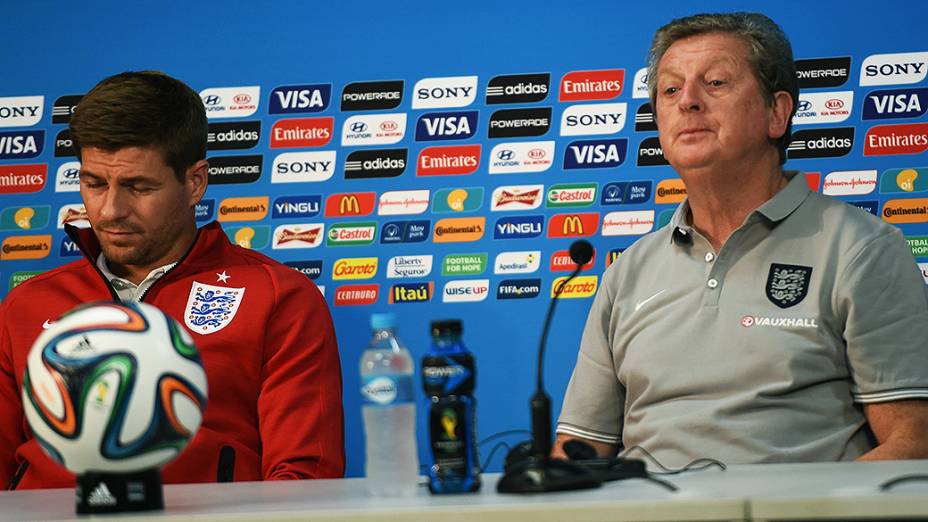 O jogador Steven Gerrard e o técnico Roy Hodgson, da seleção inglesa, durante coletiva de imprensa em Manaus