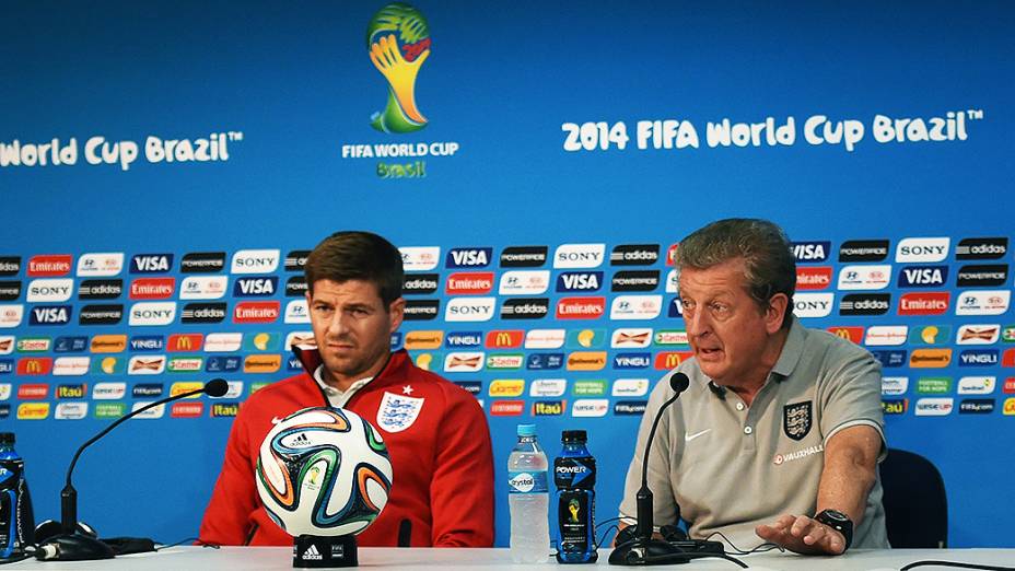 O jogador Steven Gerrard e o técnico Roy Hodgson, da seleção inglesa, durante coletiva de imprensa em Manaus