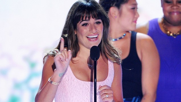 Lea Michele se emociona ao agradecer prêmio no Teen Choice Awards