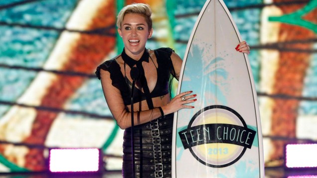 A cantora Miley Cyrus recebe prêmio no Teen Choice Awards