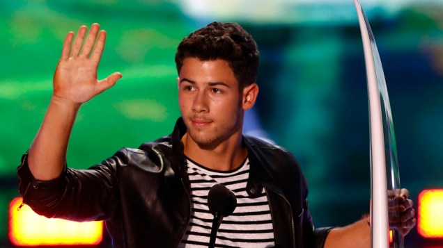 O cantor Nick Jonas recebe prêmio no Teen Choice Awards 2013