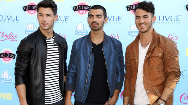 O grupo Jonas Brothers durante o Teen Choice Awards 2013