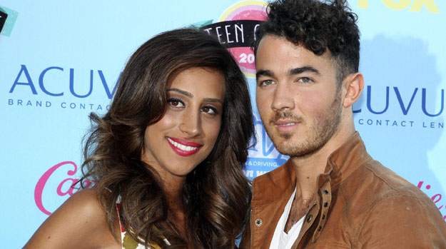 Kevin Jonas com sua esposa, no Teen Choice Awards