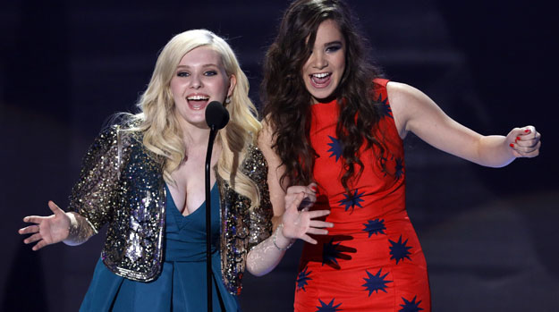 As atrizes Abigail Breslin e Hailee Steinfeld apresentam prêmio no Teen Choice Awards