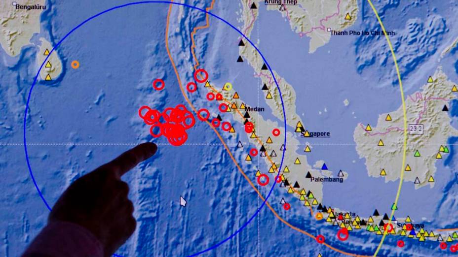 Cientista, no Centro Alemão de Investigação de Geociências, mostra os epicentros de um terremoto e suas réplicas na costa da Indonésia