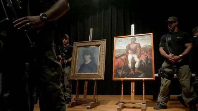 As obras "Retrato de Suzanne Bloch", de 1904, de Pablo Picasso, e "O Lavrador de Café", de 1939, de Cândido Portinari, de volta ao Masp em janeiro de 2008. As obras foram roubadas em dezembro de 2007