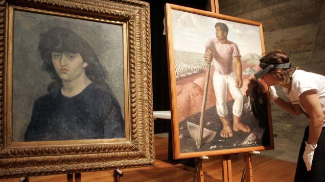 A restauradora Karen Barbosa analisa as telas "Retrato de Suzanne Bloch", de Pablo Picasso, e "O Lavrador de Café", de Cândido Portinari. As obras foram roubadas em dezembro de 2007, no Museu de Arte de São Paulo