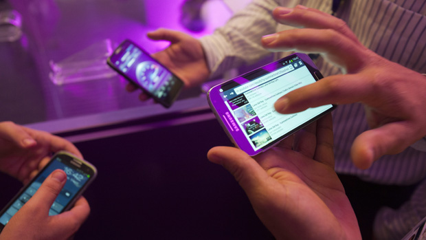 Técnicos utilizam celulares no lançamento da tecnologia 4G, em São Paulo