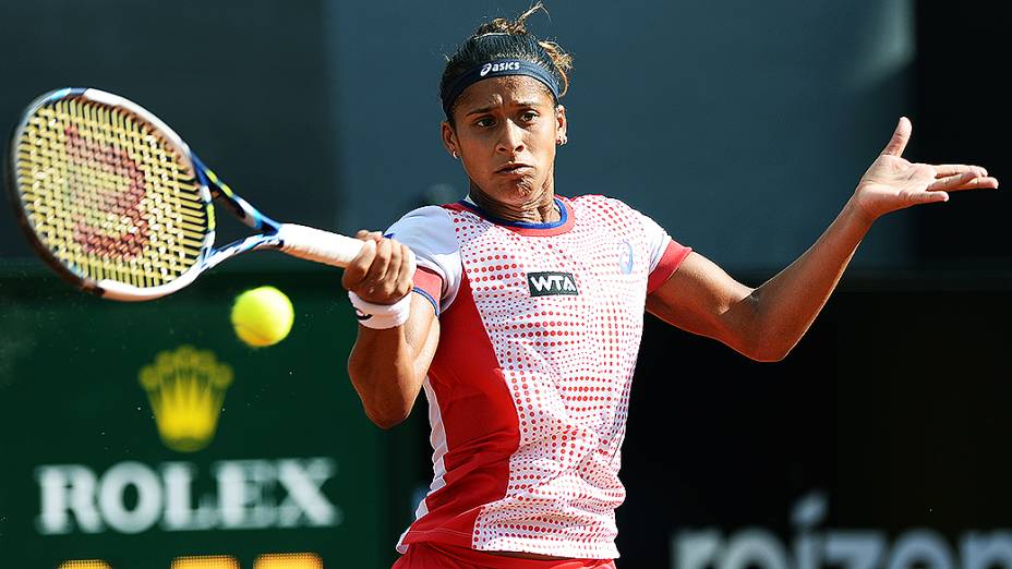 A brasileira Teliana Pereira durante partida contra a tenista checa Klara Zakopalova