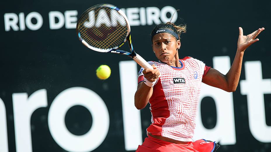 A brasileira Teliana Pereira durante partida contra a tenista checa Klara Zakopalova