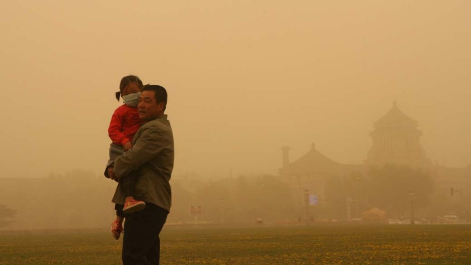Família em meio a tempestade de areia na cidade de Changchun, China