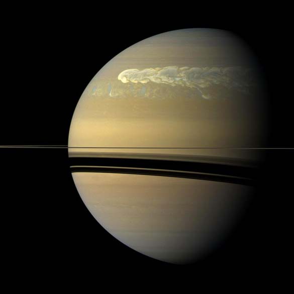 Em imagem divulgada hoje pela NASA, uma grande tempestade em Saturno é capturada pela sonda espacial Cassini