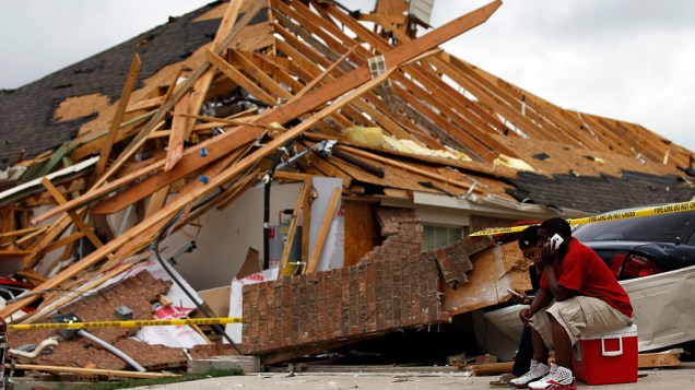 Residência destruída após passagem de tornados na cidade de Dallas, nos Estados Unidos