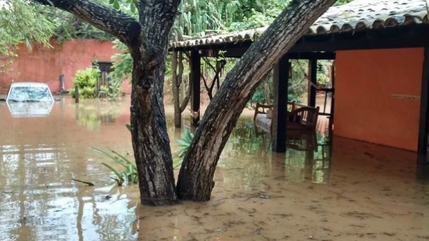 Chuva forte alagou ruas de seis bairros de Búzios e deixou moradores ilhados