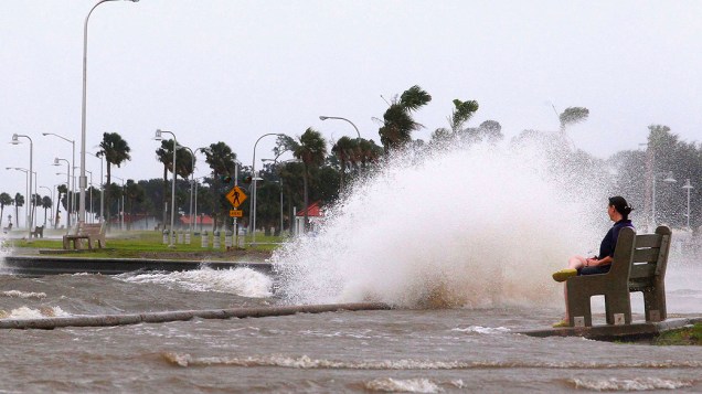 Onda quebra na margem do lago Pontchartrain, em Nova Orleans .Tempestade tropical Isaac a ponto de virar furacão