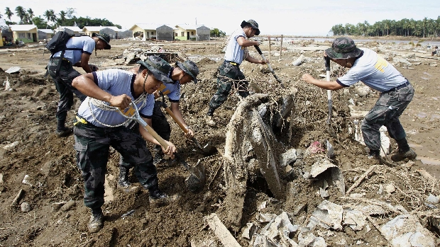 Soldados procuram corpos enterrados na cidade de Iligan, na ilha de Mindanao