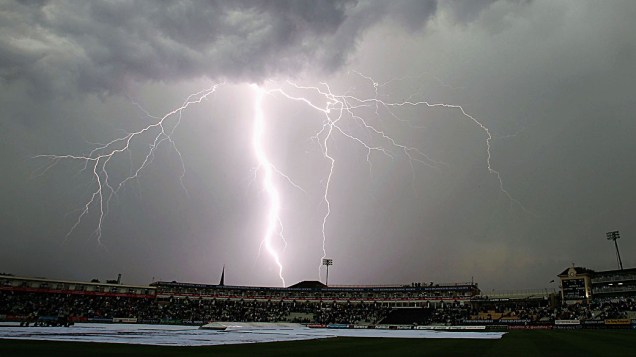  <br><br>  Tempestade de raios próxima a um estádio de cricket em Birmingham, Inglaterra<br><br>  