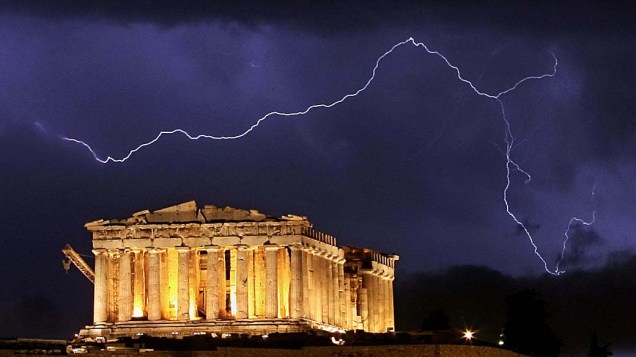 Tempestade atinge a região próxima ao antigo templo do Parthenon, Grécia