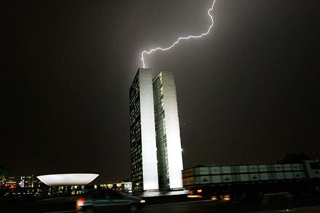 Chuva e raios atinge o edifício do Congresso Nacional em Brasília