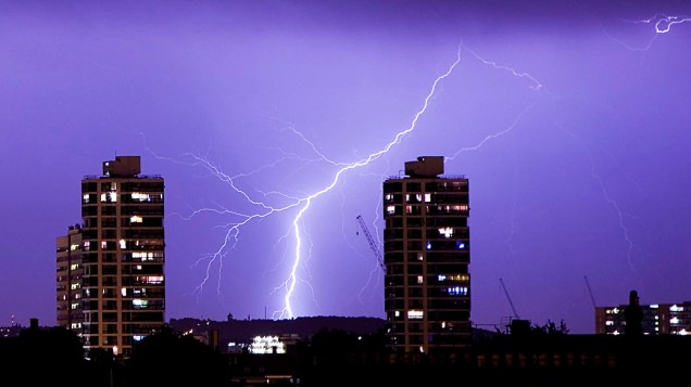 Tempestade ilumina o céu durante a noite no sul de Londres