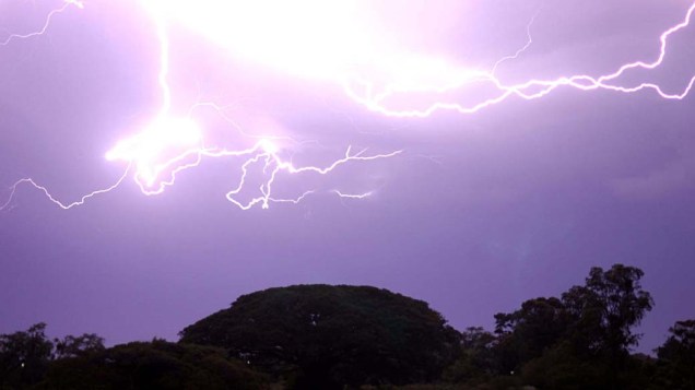 Tempestade de raios atinge a cidade de Pelotas no Rio Grande do Sul