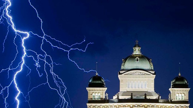 Relâmpago ilumina o céu durante uma tempestade sobre o Palácio Federal suíço em Berna