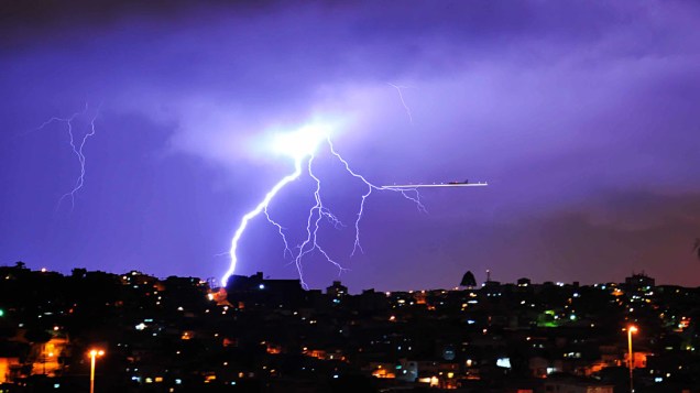 Raios na rota de aviões em Congonhas durante forte chuva na Zona sul de São Paulo no início de noite