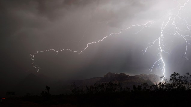 Relâmpagos vistos no Red Rock Canyon área de conservação durante uma tempestade em Las Vegas, Nevada