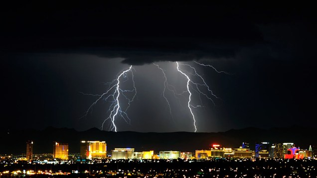 Relâmpagos vistos durante uma tempestade em Las Vegas, Nevada
