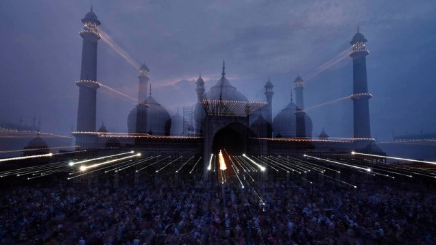 Muçulmanos durante oração na Grande Mesquita, na Índia