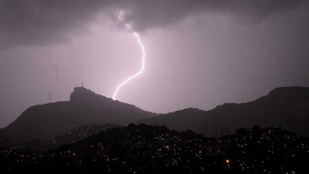 Temporal com muitos raios fechou o dia no Rio de Janeiro