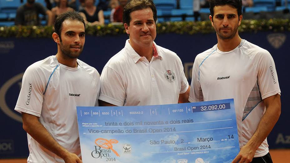 Dupla Cabal e Farah é vice-campeã e recebe cheque dos organizadores da competição