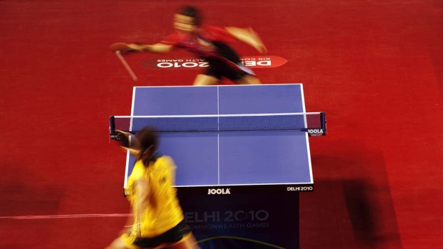 Zhenhua Vivian Tan, da Austrália, e Soo Jiin Chiu, da Malásia, se enfrentam no tênis de mesa dos Jogos Britânicos em Nova Déli, na Índia