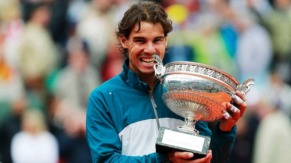 Rafael Nadal com a taça de Roland Garros