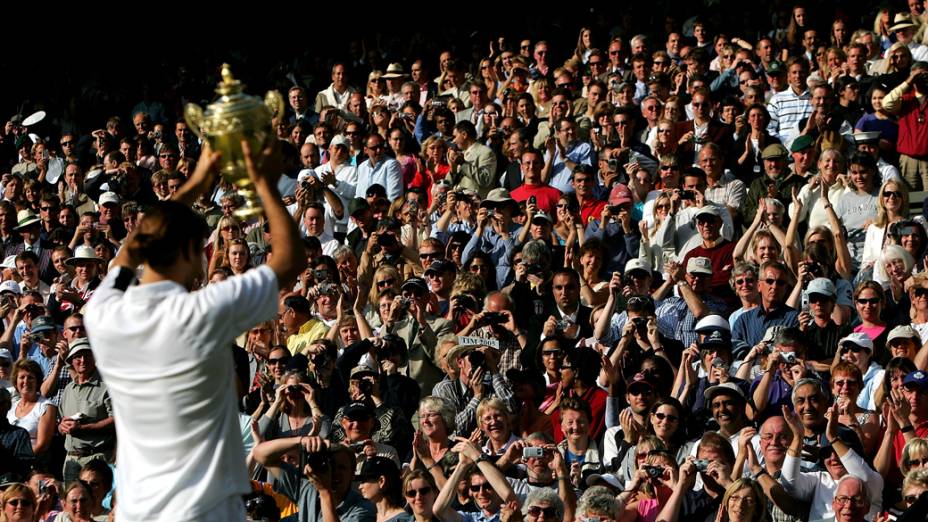 Roger Federer saúda o público após a vitória sobre Andy Roddick na final do torneio de Wimbledon em 2004