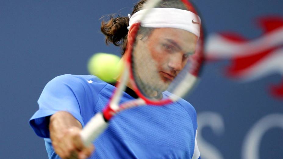 Federer devolve a bola para Lleyton Hewitt durante partida do US Open em 2004