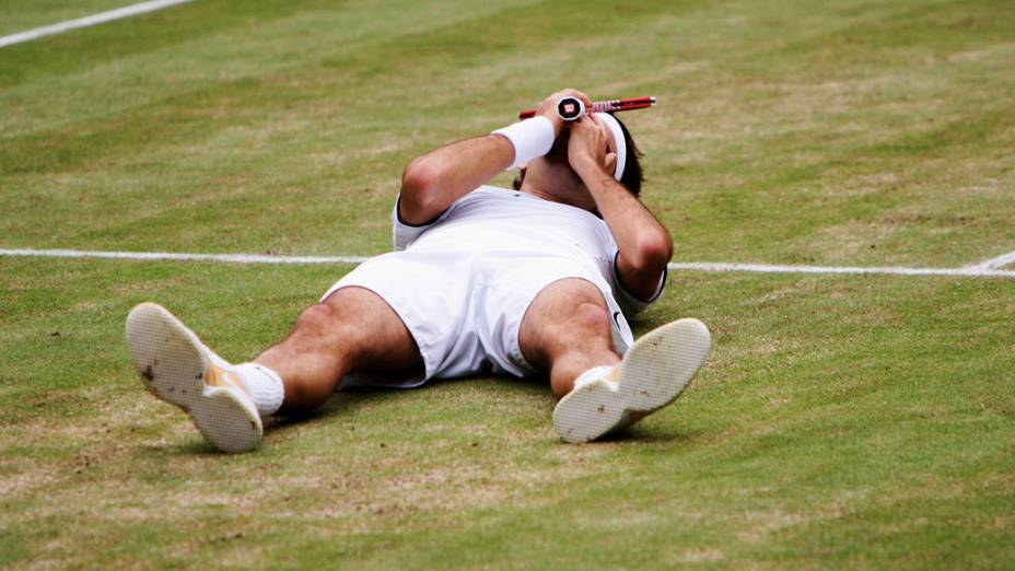 Roger Federer desaba na quadra após a conquista do torneio de Wimbledon em 2005
