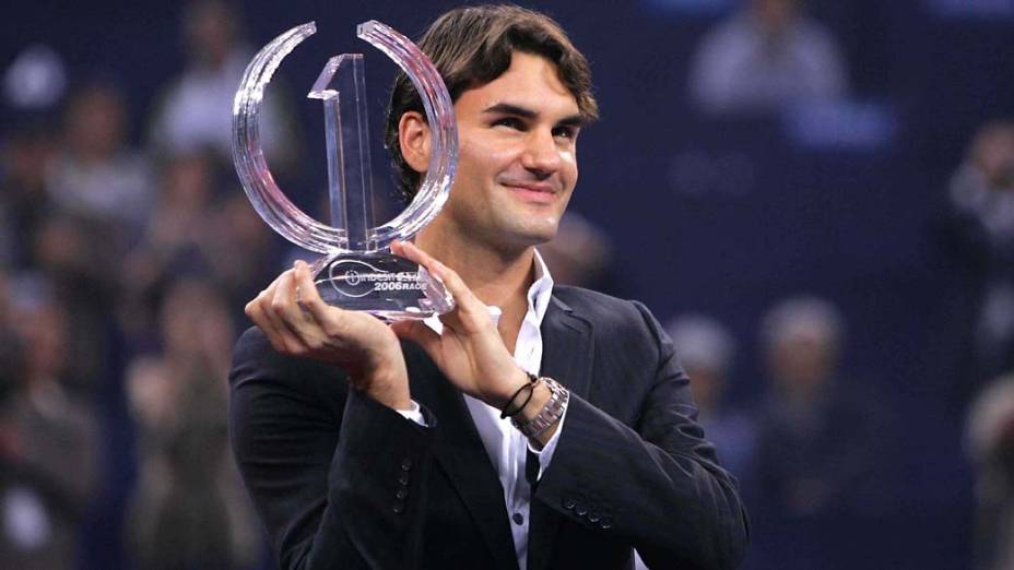 Roger Federer posa para os fotógrafos após vencer o ATP World Tour Finals, que era chamado de Tennis Masters Cup, em Xangai, o suíço é o maior campeão do torneio que reúne os melhores tenistas da temporada