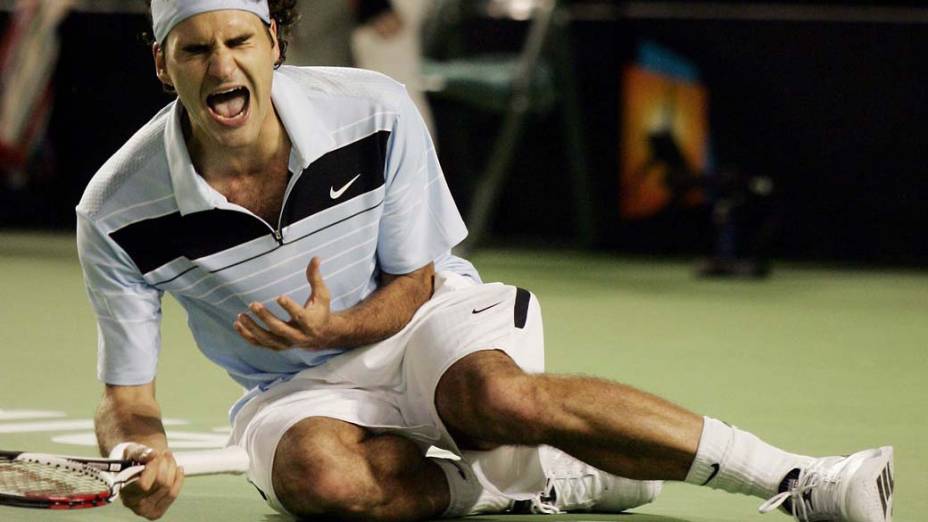 Roger Federer comemora a vitória sobre o chileno Fernando González na final do Australian Open de 2007