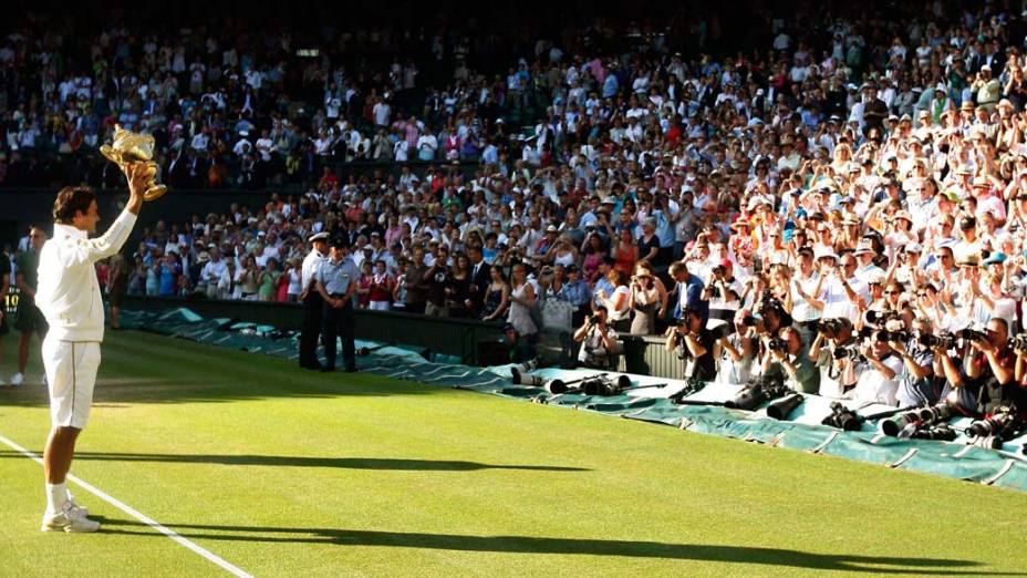 Roger Federer saúda o público após a vitória sobre Andy Roddick na final do torneio de Wimbledon em 2009