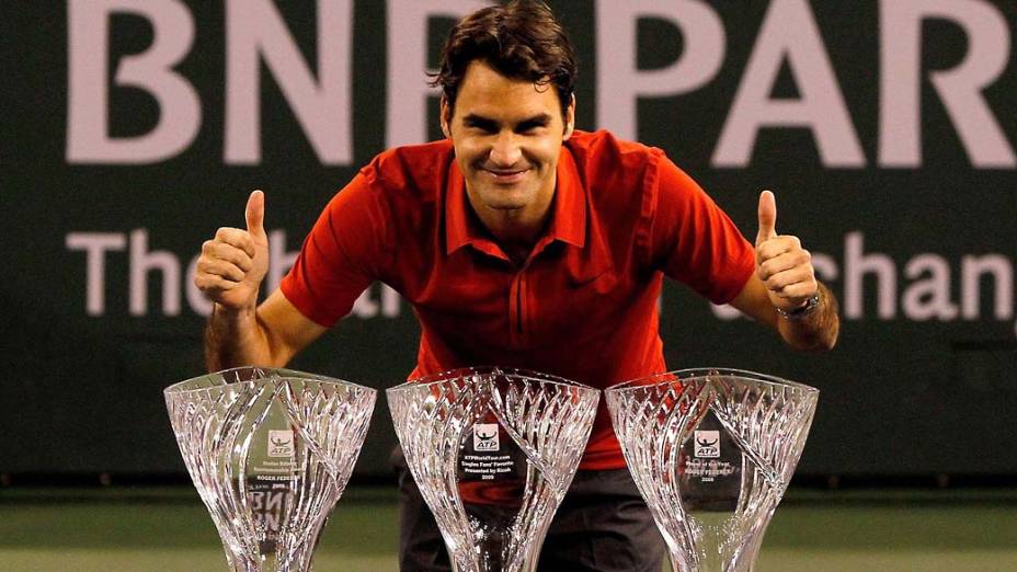Roger Federer posa com os troféus de Jogador do Ano da ATP, do prêmio Stefan Edberg de Desportividade e o de jogador favorito do público pelo site da ATP em Indian Wells, Califórnia, 2010