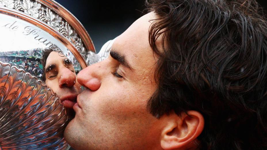 Roger Federer beija o troféu do torneio de Roland Garros após vencer o sueco Robin Soderling em 2009