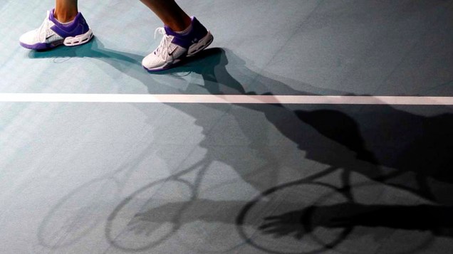A sombra da tenista Tsvetana Pironkova, da Bulgária, no torneio Paris Open