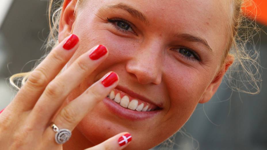 Caroline Wozniacki exibe unhas pintadas com a bandeira do seu país durante os Jogos de Londres