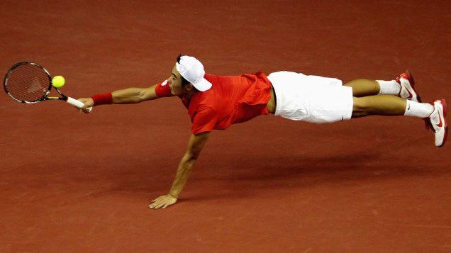 O tenista chinês Zhang Ze durante partida contra o australiano Bernard Tomic na Copa Davis, em Pequim, China