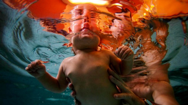 Bebê durante sessão de terapia aquática em Budapeste, na Hungria